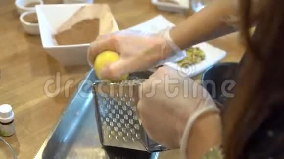 女人在烤炉上擦柠檬味视频的预览图