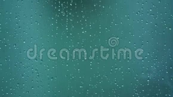延时雨滴覆盖湿润光滑的窗户玻璃表面视频的预览图