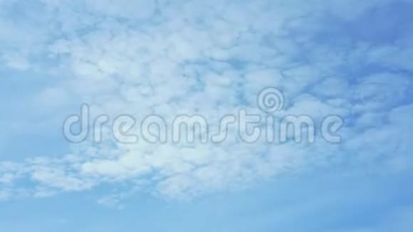 时光流逝白色的纺锤云和阴霾笼罩着蓝色的天堂视频的预览图