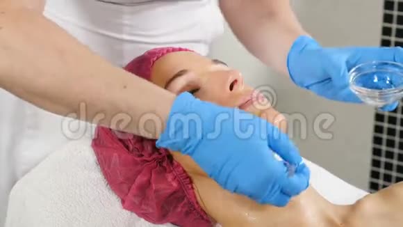 美容师做皮肤提升手术的特写镜头美容诊所的年轻女子水疗疗法抗衰老视频的预览图