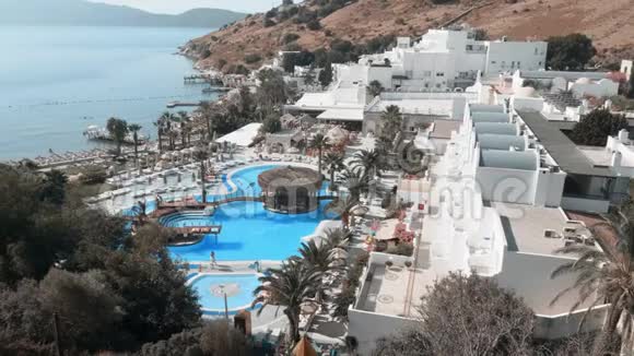 度假别墅带游泳池高架景观视频的预览图