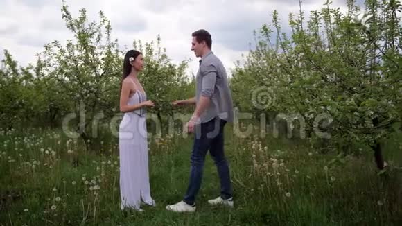 男子向果园妇女求婚视频的预览图