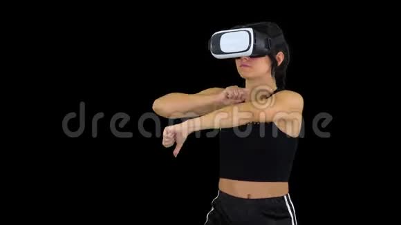 女孩玩虚拟现实舞蹈游戏经验丰富的舞者阿尔法频道视频的预览图