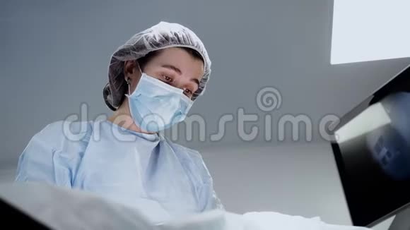 女外科医生在手术室的面部特写视频的预览图