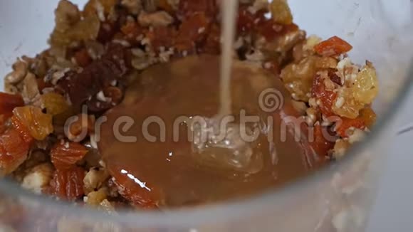 将燕麦片红糖坚果和干果放入一个罐子中蜂蜜倒入麦片中视频的预览图