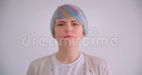 特别的白种人女孩五颜六色的头发在白色背景手表进入相机固定是严肃的视频的预览图