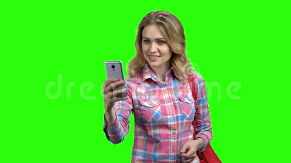 社交女性在绿色屏幕上使用智能手机视频的预览图