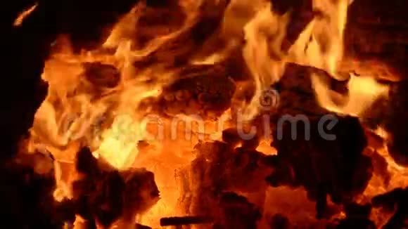 在户外的夜晚营地大火燃烧得很近视频的预览图