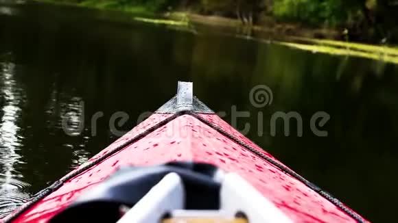 在皮划艇上的河流上视频的预览图