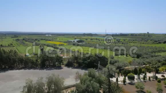 在春天阳光明媚的天气里俯瞰塞浦路斯的农田视频的预览图