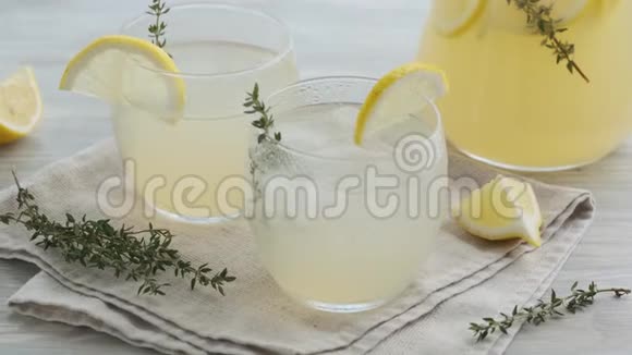 加柠檬和百里香的夏日冷饮视频的预览图