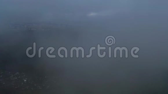 云覆盖了无人机摄像机的视野覆盖了郊区工业区夏天飞越森林视频的预览图