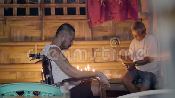 在亚洲传统中为坐轮椅的病人做神奇的治疗仪式亚洲医师准备视频的预览图