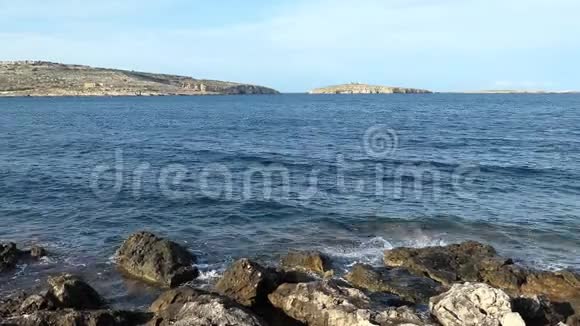 马耳他海岸的景观圣保罗岛和圣保罗雕像在岩石悬崖上背景是海浪视频的预览图