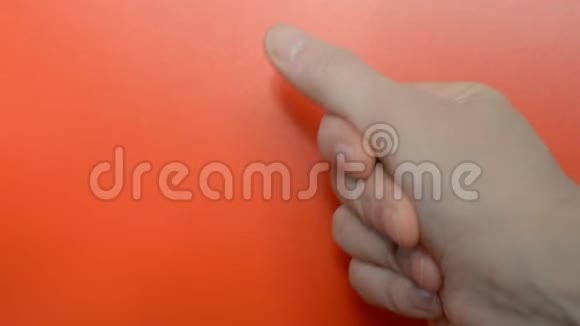 手握红色背景的手指视频的预览图