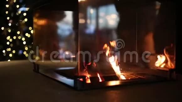 烟囱里的火在家里取暖舒适的冬天视频的预览图