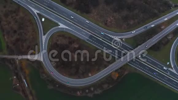 摄像机在汽车交汇处旋转在高速公路和公路上行驶的汽车的鸟瞰图很多车辆都是在视频的预览图