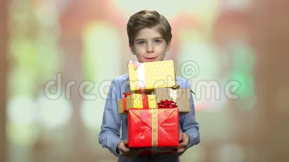可爱的孩子拿着一叠礼物盒视频的预览图