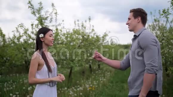 幸福的女人接受男人的求婚视频的预览图