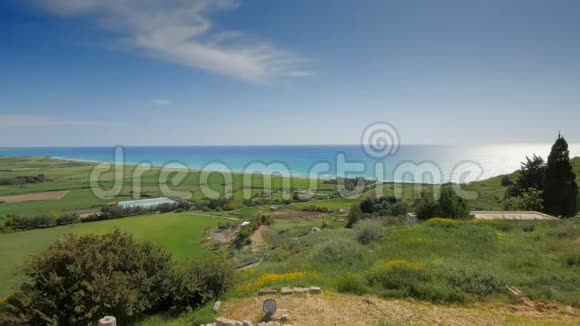 地中海塞浦路斯海岸附近令人惊叹的绿松石水从库里翁山俯瞰视频的预览图