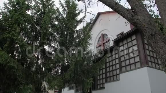 教堂建筑上的木制十字架视频的预览图