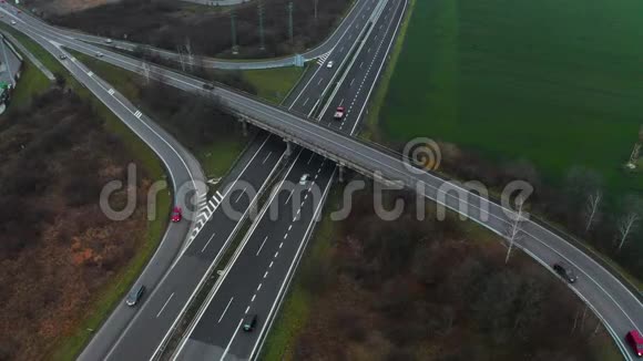 高速公路的鸟瞰图静态相机可以看到在公路和道路上行驶的汽车很多车都在这四辆车上视频的预览图