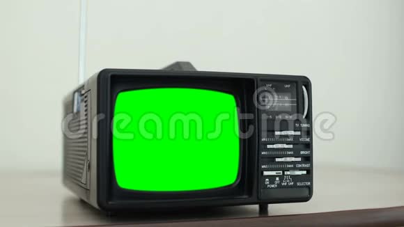 带绿色屏幕的小型复古电视转换频道视频的预览图