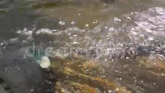 水下的鞋子男人在河里奔跑视频的预览图