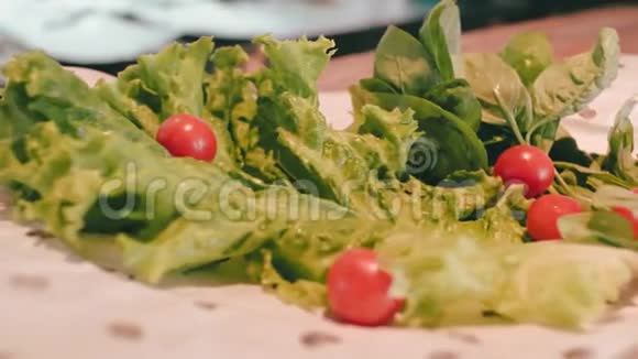 盘子里有新鲜生菜樱桃番茄和罗勒盘子里有新鲜蔬菜蔬菜沙拉4k4k录像60英尺视频的预览图