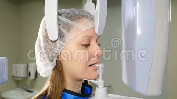 三维正射影像的医学程序拍摄一张病人牙齿的全景数字X光片年轻女子视频的预览图