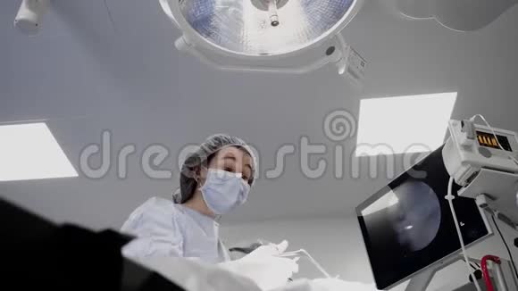 女医生在手术室做外科研究治疗视频的预览图