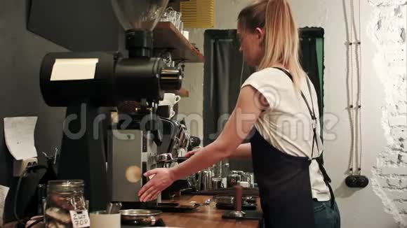 年轻漂亮的女咖啡师在冲泡一杯咖啡杯咖啡之前用天平称着咖啡粒视频的预览图