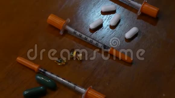药物放在桌子上视频的预览图