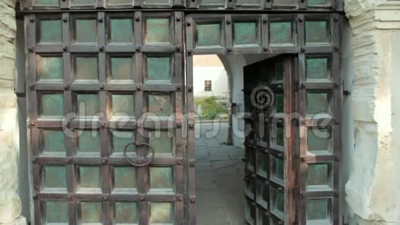古堡的大木大门墙上绿油油的破旧不堪视频的预览图