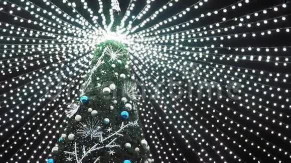 用玩具和花环装饰的高圣诞树斯泰迪加姆的死亡视频的预览图