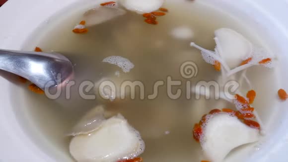 白菇枸杞汤在中餐厅碗中的作用视频的预览图