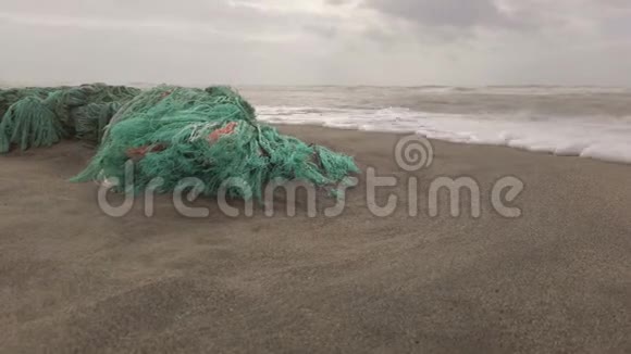大自然用从海洋中喷出的一张网的塑料废料的残骸有力地修复了人类的伤害视频的预览图