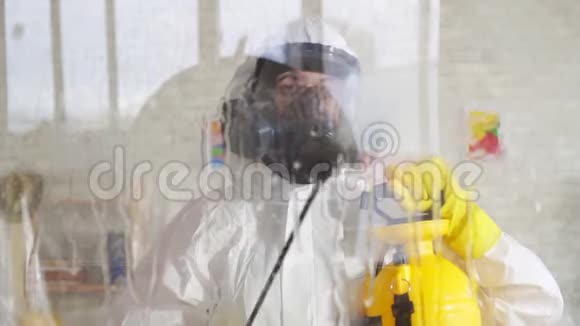 在工作服中关闭消毒器通过喷雾缓慢的烟雾处理表面视频的预览图