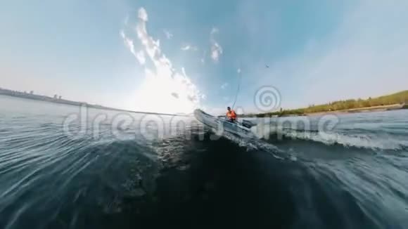 一个渔夫在摩托艇上航行视频的预览图