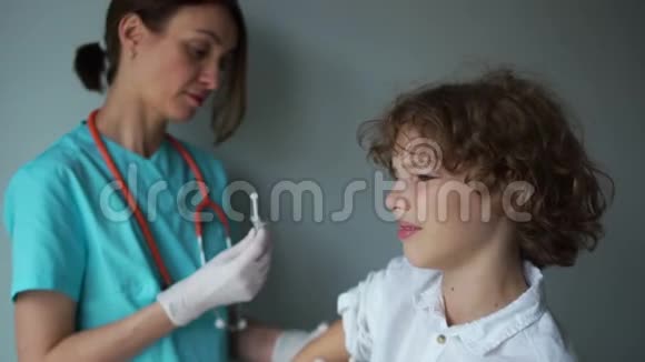 青少年得了猪流感疫苗流感疫苗接种预防接种问题护士给一个十几岁的男孩注射流感疫苗视频的预览图