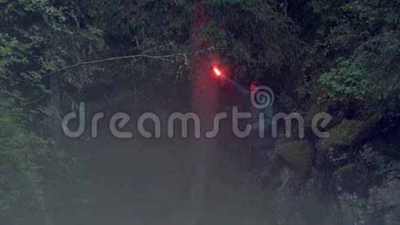 红色信号发射库存录像徒步旅行时希克在树林里迷路了现在他挥舞着红色的火炬旅行波信号视频的预览图