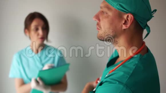 医生和护士一起讨论医院的体检问题医药保健理念视频的预览图