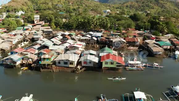 有贫民窟和贫困地区的Coron城市渔民在水上居住视频的预览图