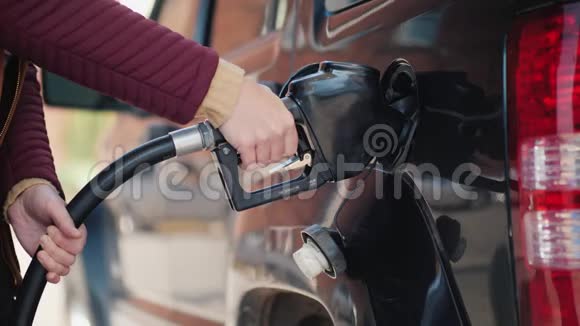 人加油后关闭汽车油箱视频的预览图