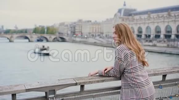 旅游女孩站在城市的老地方旅行者从桥上观看欧洲城市视频的预览图