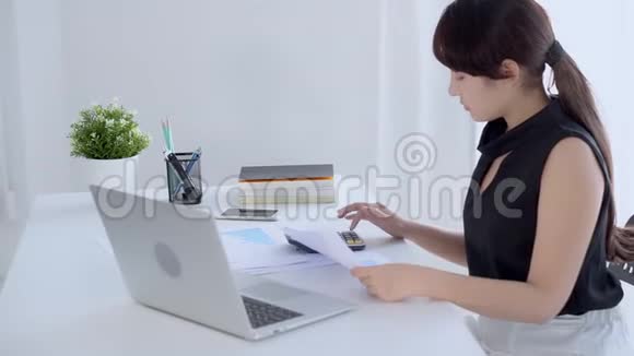 女商人用统计和计算器计算财务费用视频的预览图