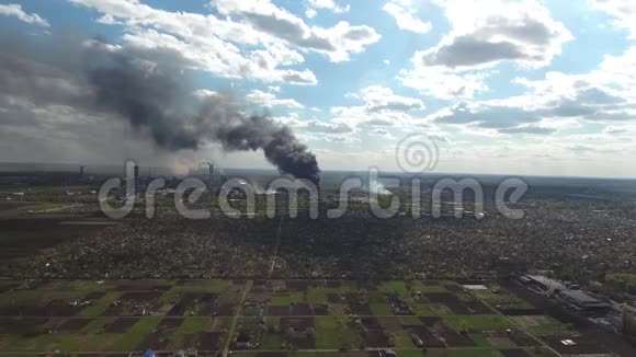 工厂发生重大火灾来自建筑物的黑暗烟雾视频的预览图