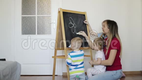 妈妈带着孩子画了花视频的预览图