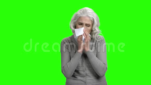 在绿色屏幕上打喷嚏的白种人女人视频的预览图