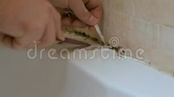 清洗模具和洗澡生锈的概念浴室接缝处的霉菌视频的预览图